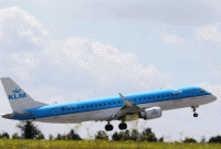 চলন্ত বিমানের একটি অংশ খুলে গাড়ির উপর আঁছড়ে পড়লো, তারপরেই...