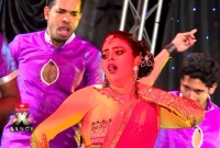 পানশালা থেকে তুলে নিয়ে গায়িকাকে শারীরিক নির্যাতন