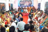 গর্ভধারিণী মায়েদের পা ধুয়ে নতুন বস্ত্র দানের মাধ্যমে আশীর্বাদ নিলেন সন্তানরা!