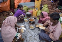 খাদ্য, বাসস্থান আর চিকিৎসার জন্য জীবন-মরণ লড়াইয়ে রোহিঙ্গা মুসলমানেরা