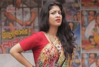 এ কোন সারিকা? খরিদ্দারের খুঁজে সিনেমা হলের সামনে দাঁড়িয়ে!