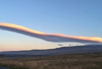 আইফেল টাওয়ারের ওপরে উড়ছে রহস্যময় যান, ফ্রান্সজুড়ে আতঙ্ক!