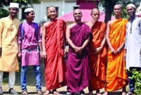 কক্সবাজারের উখিয়ায় বৌদ্ধ ও মুসলমানদের সৌহার্দ্যপূর্ণ অবস্থান--এই বন্ধন শত বছরের