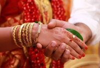  এক রাতের জন্য বউ বদল করল দুই বন্ধু! তারপর ঘটল এই ঘটনা