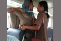  চলন্ত বাসে নারী কন্ডাক্টর ও নারী পুলিশের হাতাহাতি!