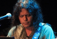 জন্মদিন উপলক্ষে এক কোটি গাছ লাগাবে জেমস ভক্তরা