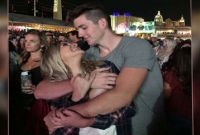 লাস ভেগাসে কনসার্টে বন্দুক হামলার মধ্যেও স্মরণীয় হয়ে থাকল এই ছবি!