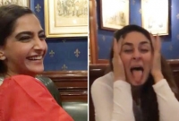 সোনমকে ভেংচি কাটলেন কারিনা