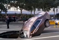 হঠাৎ ছয় ফুট গভীর গর্তে ঢুকে গেল চলন্ত গাড়ি