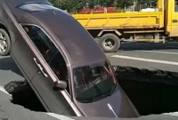 এ কেমন ভাগ্য, গর্তে গেল পাঁচ কোটি টাকার গাড়ি!