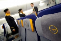 বিমান যাত্রায় যে ১০টি কাজ ভুলেও করবেন না