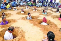 জয়পুরে মাটিতে শরীর পুঁতে কৃষকের প্রতিবাদ