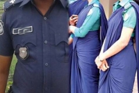 কনস্টেবল স্ত্রীর সঙ্গে বিছানায় অপ্রীতিকর অবস্থায় পুলিশ কর্মকর্তাকে ধরলো এলাকাবাসী