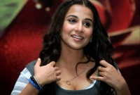 ট্রেনের কামরায় বিদ্যা বালানকে দেখে যে অশ্লীল কাজ করলেন এক অসভ্য পুরুষ...