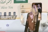 হঠাৎ সোনার সিঁড়ি নষ্ট, হেঁটেই নামতে হলো বাদশাহ সালমানকে