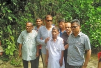 অনুস্মরণীয় দৃষ্টান্ত : শিক্ষককে বাড়ি করে দিচ্ছেন ছাত্র