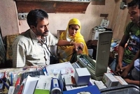 নাওয়া খাওয়া ভুলে শুধু রোগী দেখছেন মনিরুল!