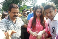 এবার সেই সুযোগ এলো- নিজের পাড়াতে ফুল ছিটিয়ে বরণ করা হলো মিমিকে