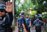 পুলিশের ঘিরে রাখা বাড়িতে পরপর বিস্ফোরণ