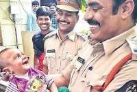  অপহরণকারীদের কবল থেকে উদ্ধারের পর খিলখিলয়ে হাসা শিশু কোলে পুলিশ, ছবি ভাইরাল