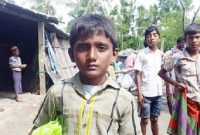 নাফ নদীতে মৃতদেহ আঁকড়ে ভেসে ছিল শিশু আরাফাত!  নাফ নদীতে মৃতদেহ আঁকড়ে ভেসে ছিল শিশু আরাফাত!