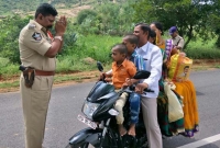 বাইক আরোহী ও পুলিশের যে ঘটনার ছবি এখন ভাইরাল