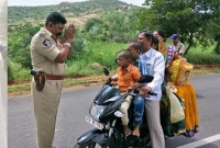 অবাক! বাইক আরোহীর এমন কান্ডে হাতজোড় খোদ পুলিশের, নেটদুনিয়ায় ভাইরাল