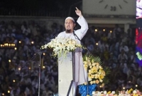 সু চির উদ্যোগে বৌদ্ধ ভিক্ষু ও মুসলিম নেতার করমর্দন