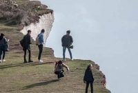 সেলফি তুলতে গিয়ে মৃত্যু:  এমন ভয়ংকর জায়গায়ও কী সেলফি তুলতে যায়?