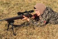 হিজাব পরে শিকার করে আল্লাহকে স্মরণ করেন এই মহিলা