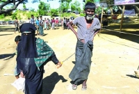 হোসেন মাস্টার আজ উন্মাদ ‘আঁর বউ, তিন পোয়ারে জরাই দিয়্যে মগ’