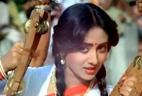 ভালো করে দেখুন তো এই নায়িকাকে, চিনতে পারছেন কি?