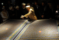  ৩ বছরে সোনা ও রুপা দিয়ে নিজ হাতে কুরআন লিখলেন এক নারী