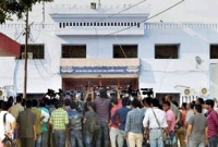 কারাগারেই চিকিৎসক দম্পতির ‘চেম্বারে’ ঢল!