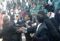  খালেদা চলে যেতেই বিএনপিপন্থী আইনজীবীদের ধস্তাধস্তি