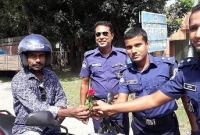 হেলমেটে পাবেন গোলাপ, না পড়লে মামলা!