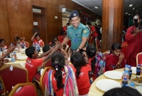 নিজের খেয়ে বনের মোষ তাড়ায়