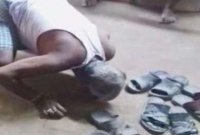 না বলে বাড়ি ঢোকার অপরাধে থুতু ফেলে চাটানো হল বৃদ্ধকে