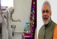 কে বলে তিনি ৯৭ বছরের? নরেন্দ্র মোদীর মায়ের নাচ দেখলে অবাক হবেন