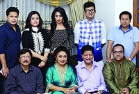 এক ফ্রেমে দেশের নয় তারকা