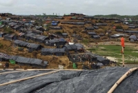 দোকান বসাতে বাধা দেয়ায় পুলিশকে পেটালেন রোহিঙ্গা নারী দোকান বসাতে বাধা দেয়ায় পুলিশকে পেটালেন রোহিঙ্গা নারী