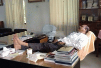 টেবিলে পা রেখে ঘুমানো অধ্যক্ষের এই ছবিটি  এখন ভাইরাল