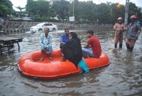 খিলগাঁও-মালিবাগে গৃহবন্দি মানুষ, মতিঝিলে ফায়ার সার্ভিসের নৌকা!