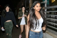 মুভি ডেটে শাহরুখ-কন্যা, কিন্তু সুহানার সঙ্গে এরা কারা?