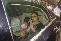 বাবার শেষকৃত্যে মেয়ের চোখে সানগ্লাস, সমালোচনার মুখে রানি!