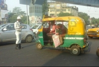  বিচারপতির সামনেই গাড়ি থামিয়ে তোলা তুলতে ব্যস্ত পুলিশ!