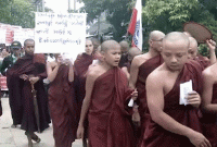 রোহিঙ্গাদের ঠেকাতে উগ্র বৌদ্ধদের বিক্ষোভ