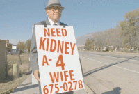 স্ত্রীকে বাঁচাতে রাস্তায় রাস্তায় কিডনি খুঁজে বেড়াচ্ছেন এই বৃদ্ধ