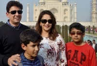 স্বামী-সন্তান নিয়ে তাজমহল দর্শনে মাধুরী দীক্ষিত