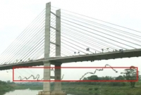 একই সেতু থেকে একসঙ্গে ১৪৯ জন ঝাঁপ দিয়ে পড়ে...